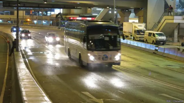 大巴通过刚刚开通的道路