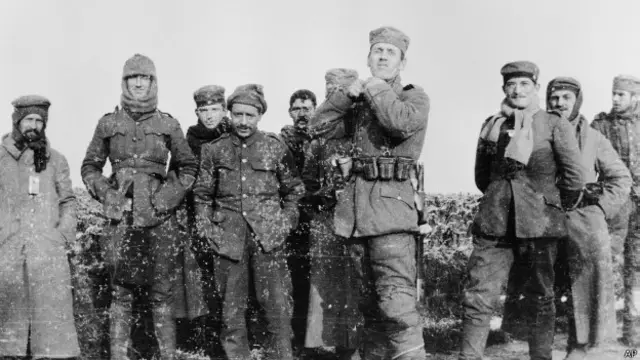 En la Navidad de 1914 los soldados británicos y alemanes dejaron las armas en una tregua no declarada.