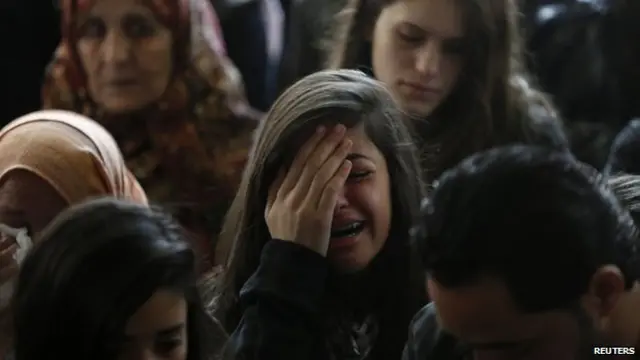 Ebu Ayn'ın ailesi de cenaze töreninde zor anlar yaşadı.