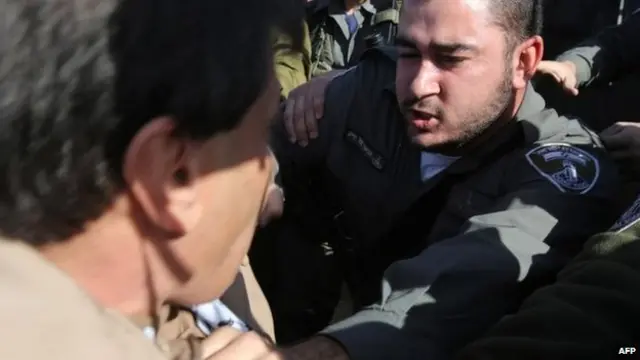 Dün bir İsrailli asker, Filistinli bakanın boğazını böyle sıkmıştı.