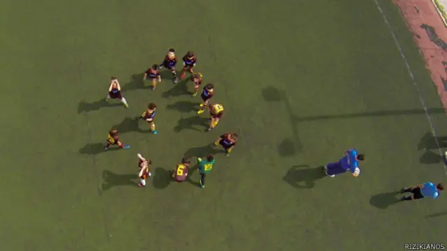 Niños preaparándose para jugar al fútbol en Atenas, Grecia.