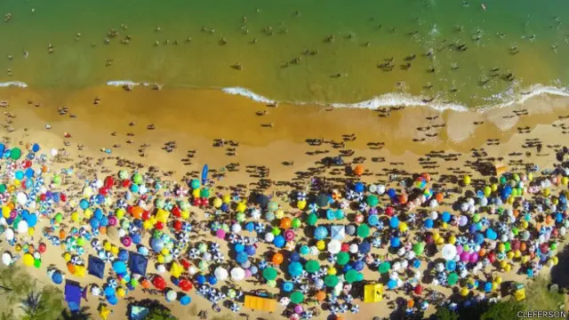 Playa de la Bacutia en Guarapari, Espirito Santo, Brasil.