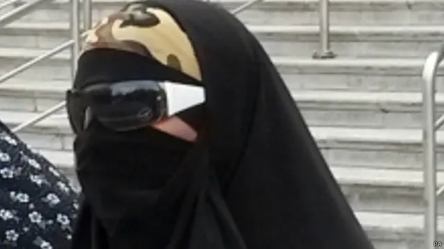 محامي خان قال إنها تعاني من ازدواجية التفكير