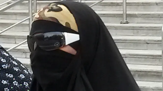 如娜汗因為在社交網站臉書（Facebook）上支持恐怖主義被判監禁5年3個月