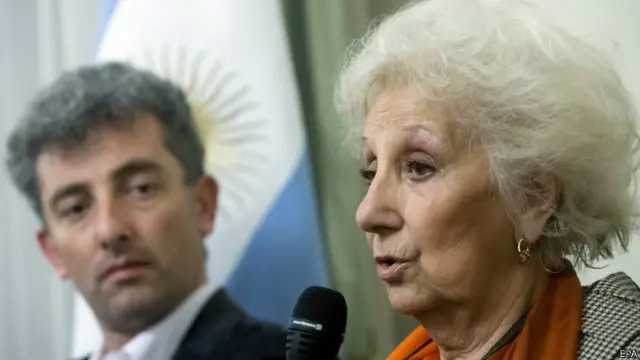 Ignacio con Estela en una conferencia de prensa.