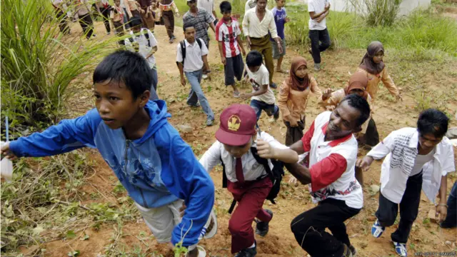 Pergi menjauhi pantai. Jika Anda melihat gelombang, berarti Anda terlalu dekat. 