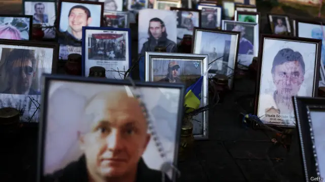 Imágenes de fallecidos durante las protestas de Maidan, recogidas en un homenaje, un año después