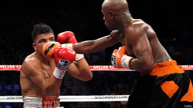 Floyd Mayweather se ha caracterizado por los estampados de sus shorts, como este modelo dedicado a la noche de brujas.