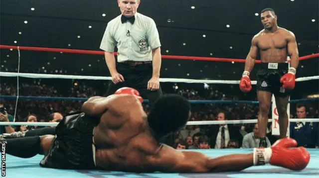 Sin embargo, hubo peleadores que fueron recatados en sus elecciones como Mike Tyson, que siempre se viste de negro.