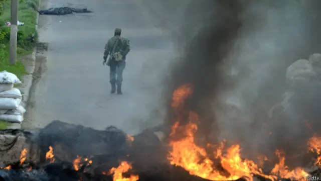 Un rebelde prorruso en una barricada en el este del país
