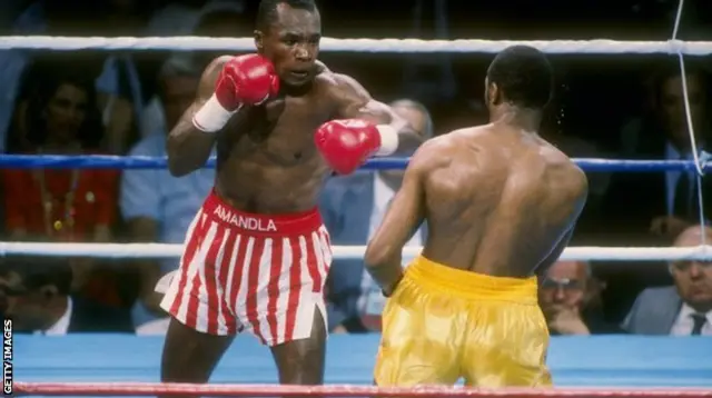 Sugar Ray Leonard hizo famoso a este short de rayas blancas y rojas que utilizó en su pelea frente a Tommy Hearns en 1989.