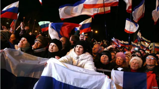 Manifestantes en favor de la separación de Crimea de Ucrania, en marzo de 2014
