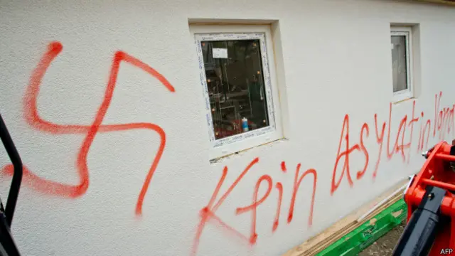 Grafitis con esvásticas y consignas xenófobas sugieren nexos de la extrema derecha con los incendios.