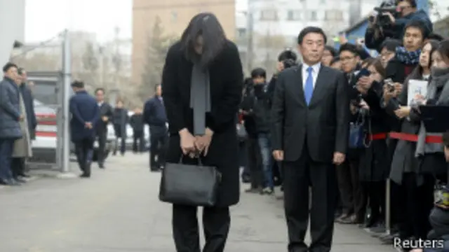 နှုတ်ထွက်သွားတဲ့ လေကြောင်း အမှုဆောင် အရာရှိဟောင်း Heather Cho တောင်းပန်စဉ်။