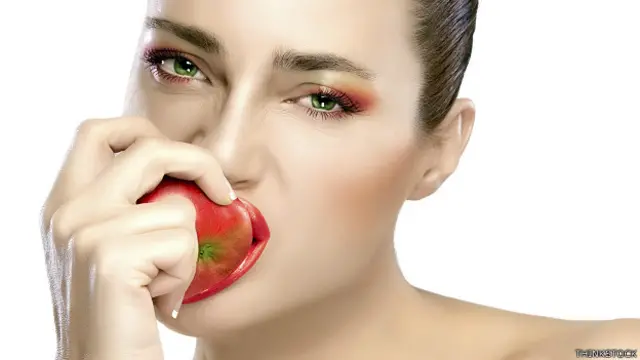 Chica comiendo manzana