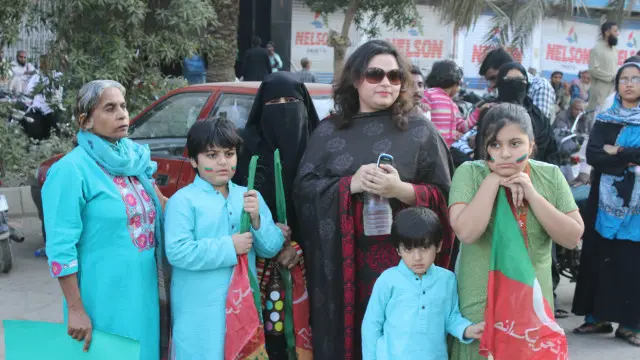 پی ٹی آئی کے کارکنان نے کراچی میں نو مقامات پر احتجاجی دھرنے دیے