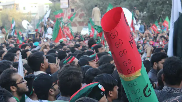 عمران خان نے وزیراعظم کے استعفے کا مطالبہ واپس لے لی ہے تاہم وہ اور ان کے کارکنان ’گو نواز گو‘ کے نعرہ اب بھی لگا رہے ہیں