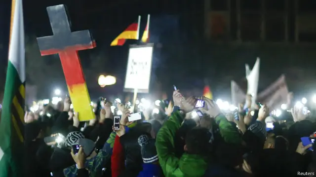 رفع المتظاهرون علامات تذكر بالحروب الصليبية