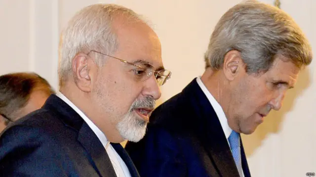 كيري (على اليمين) وظريف سوف يلتقيان في مدينة لوزان السويسرية الأحد.