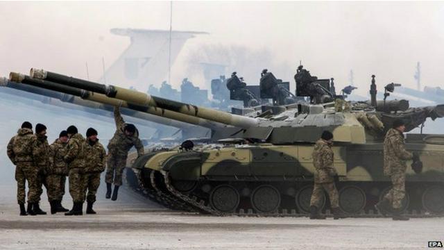 Украинские солдаты и танки