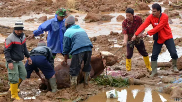 Kondisi tanah yang liat menambah kepelikan upaya evakuasi.