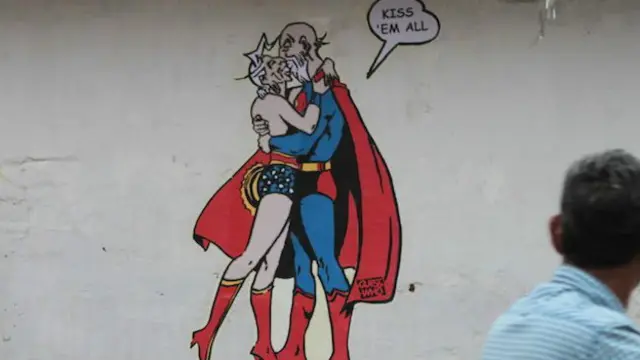 کچھ دنوں قبل بھارت میں کھلے عام بوسے کی مہم کے تحت مخصوص دن کوچی میں عوامی مقامات پر بعض لڑکے لڑکیوں نے بوسے لیے تھے