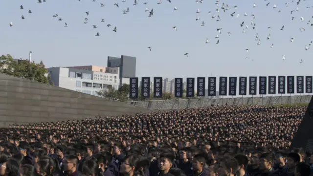 На церемонію приїхали тисячі людей