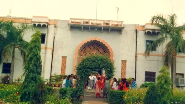 علی گڑھ مسلم یونیورسٹی اورجامعہ ملیہ یونیورسٹی ملک کی دو واحد ایسی یونیورسٹیز ہیں جنہیں اقلیتی تعلیمی ادارہ تسلیم کیا گیا تھا