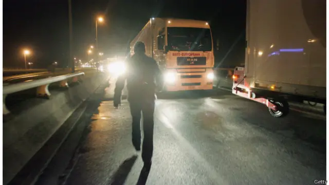 ان لوگوں کی ہر روز یہی کوشش ہوتی ہے کہ کسی طرح سامان سے بھرے ایسے بحری جہاز کے نیچے یا کسی کونے میں چھپ جائیں