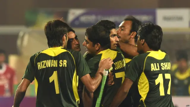 بھارت اور پاکستان کا کھیل ہمیشہ کی طرح تیز اور سخت رہا۔ پاکستان کی فتح پر سٹیڈیم خاموش ہو گیا اور پاکستان کے کچھ کھلاڑی سجدوں میں چلے گئے۔