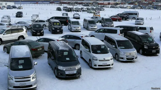 Автомобили на рынке в Красноярске 13 декабря 2014 года