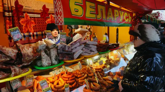 Женщина перед прилавков с белорусскими мясными продуктами в Санкт-Петербурге