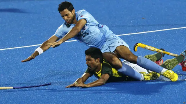 میچ کے 29ویں منٹ میں بھارتی کھلاڑی کو دھکا دینے پر پاکستانی کھلاڑی محمد عرفان کو ییلو کارڈ ملا جس کے باعث ان کو دس منٹ کے لیے باہر بھیج دیا گیا۔