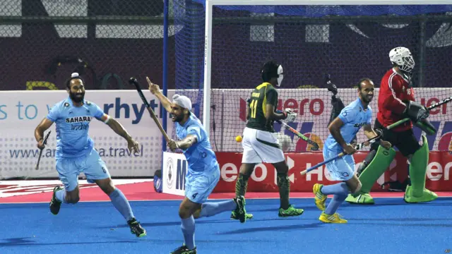 میچ کے 14ویں منٹ میں گربج سنگھ کو ہیلو کارڈ دکھایا گیا اور ان کو دس منٹ کے لیے فیلڈ سے باہر بھیج دیا گیا۔ میچ کے 17ویں منٹ میں پاکستان کے ارسلان قادر نے فیلڈ گول کر کے میچ برابر کر دیا۔