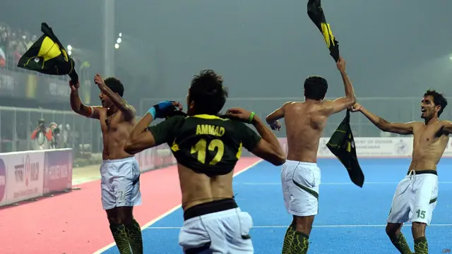 پاکستان کے بعض کھلاڑیوں نے شرٹس اتار کر خوب فتح کا جشن منایا۔