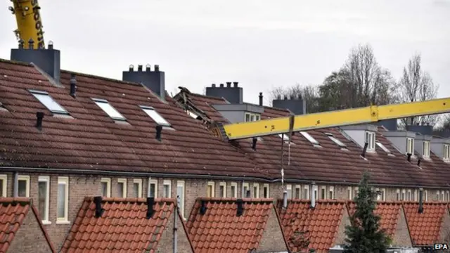 ایک شخص لڑکی کے کمرے کی کھڑکی کے باہر جا کر اسے گانا گا کر شادی کی پیش کش کرنا چاہتا تھا