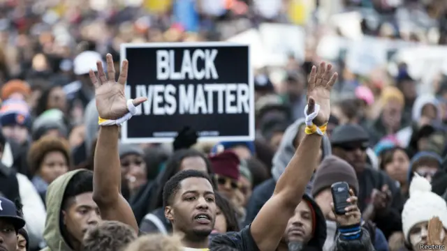 مظاہروں میں شریک لوگ ہر نسل اور مذہب سے تعلق رکھتے ہیں