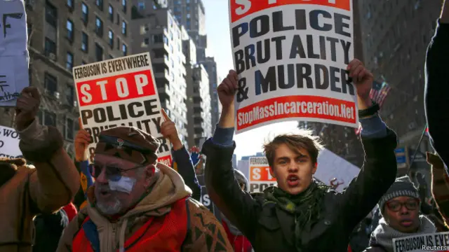 سڑکوں پر اترنے والے لوگوں میں ایرک گارنر کے اہل خانہ کے علاوہ مائیکل براؤن کے رشتہ دار بھی شامل ہیں