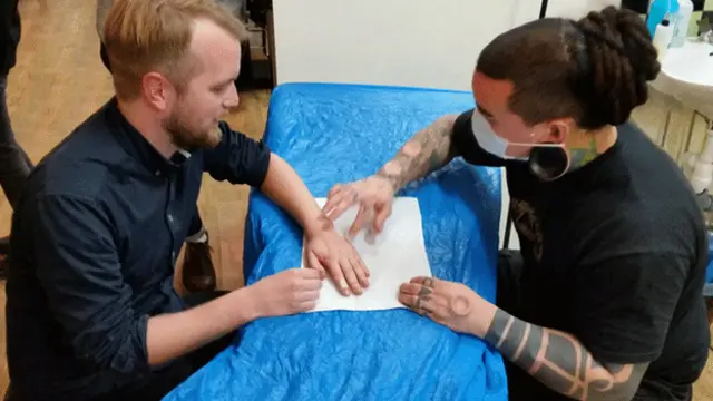 تراشهها را خالکوبهای حرفهای توی دست داوطلبان کار میگذارند