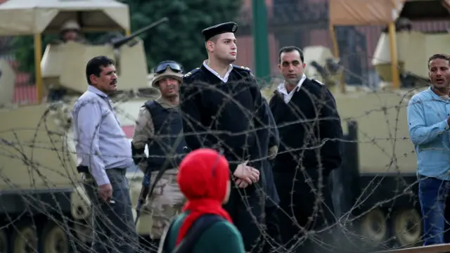 مصري ولسمشر پوځ او پولیسو ته د حکومتي بنسټونو د ساتلو امر کړی دی.