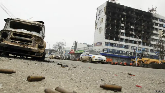 Жертвами нападения на Грозный стали не менее 10 сотрудников правоохранительных органов. Почти полностью сгорело здание Дома печати - место самых ожесточенных боев.