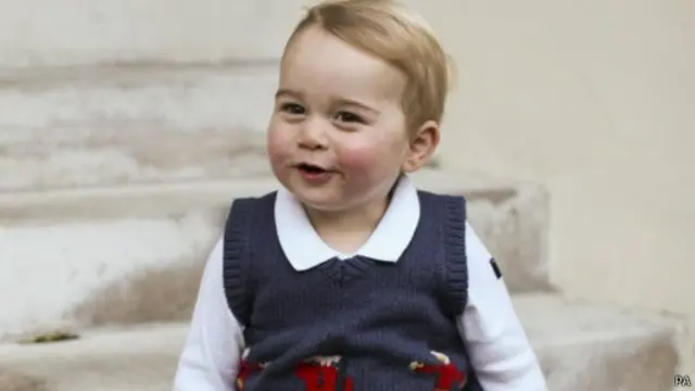 Pangeran George berpose tatkala difoto di Istana Kensington, London.