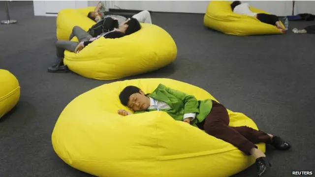 پیرو کے دارالحکومت لیما میں مذاکرات کار تھک کے سو گئے