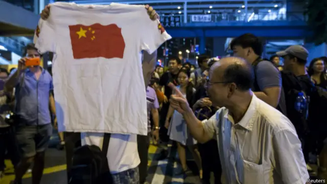 佔中者與反佔中者在香港街頭對峙。