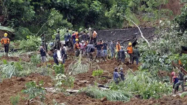 اندونیزیا کې د ځمک ښویېدو پېښو د نژدې نیمايي وګړو ژوند له ګواښ سره مخامخ کړی.