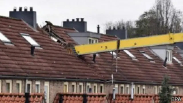 डच शादी के प्रस्ताव में क्रेन से टूटा घर