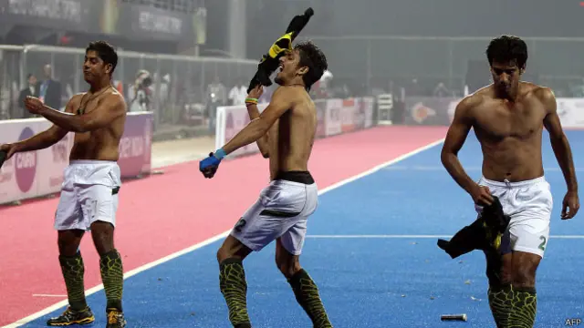 2014 کی چیمپیئنز ٹرافی کےسیمی فائنل میں بھارت پر فتح کے بعد پاکستانی کھلاڑیوں نے جذباتی ہو کر اپنی قمیضیں اتار کر لہرائی تھیں