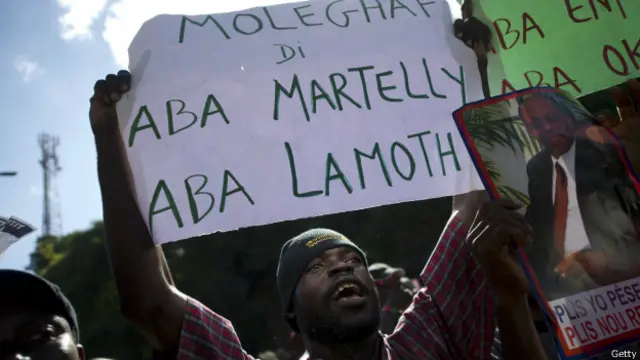 Manifestante con cartel