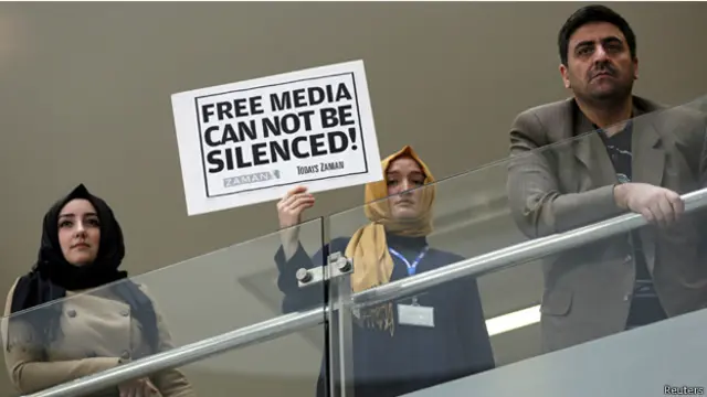 اضطرت الشرطة الى ترك مبنى صحيفة "زمان"