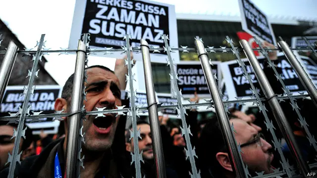 روزنامه‌نگاران و هوادارن روزنامه زمان در اعتراض به عملیات پلیس مقابل دفتر این رسانه تجمع کردند